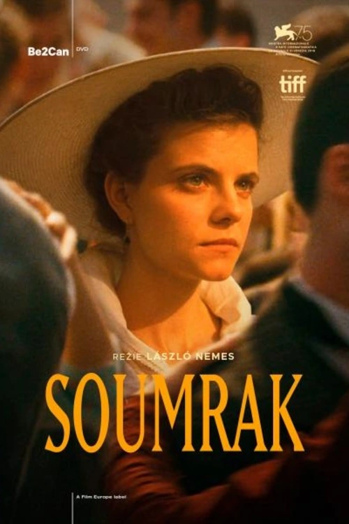 Režijní debut maďarského režiséra Lászla Nemese, sugestivní válečné drama Saulův syn, získal Velkou cenu poroty v Cannes i Oscara za nejlepší cizojazyčný film. Po tomto triumfu přichází někdejší asistent žijícího klasika Bély Tarra s novinkou, která se odehrává v jeho rodné Budapešti na počátku 20. století. Vizuálně působivé historické drama sleduje dvacetiletou Irisz Leiter, která přijíždí do maďarského hlavního města poté, co strávila dospívání v sirotčinci, a náhle je konfrontována s vlastní minulostí a temným tajemstvím obestírajícím její rodinu. Iris touží stůj co stůj získat práci v podniku na výrobu luxusních klobouků, který kdysi patřil její rodině, noví majitelé jsou však z jejího náhlého návratu vyděšení, jako by jméno Leiter s sebou neslo jakousi záhadnou hrozbu... Přízračná, dusivě snová atmosféra předválečné Budapešti rezonuje s úzkostí hrdinky i umírající rakousko-uherské říše.