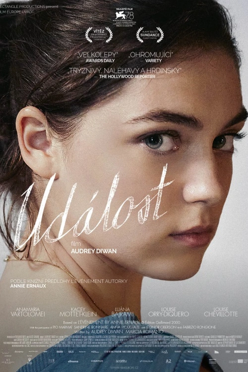 Film Událost je adaptací autobiografického románu Annie Ernauxové a vypráví o cestě mladé ženy, která v zoufalém závodě s časem svádí fyzický a emocionální boj o přístup k nelegálnímu potratu. Silné a strhující drama odehrávající se ve společnosti, která odsuzovala ženskou touhu a sexuální svobodu. Francie, 1963. Anne je bystrá, mladá studentka, která má před sebou slibnou budoucnost. Když však otěhotní, možnost dokončit studium a vymanit se z omezení plynoucích z jejího sociálního původu se rozplyne. S blížícími se závěrečnými zkouškami a rostoucím břichem se Anne rozhodne jednat, i kdyby měla čelit hanbě a bolesti, i kdyby kvůli tomu měla riskovat vězení...