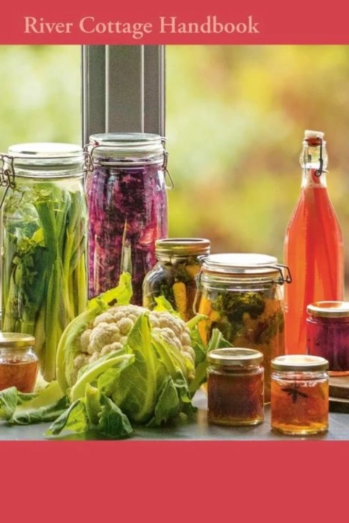 Opřete se pohodlně v křesle, uvolněte se a dovolte expertům z chalupy v River Cottage, aby vás v tomto seriálu osobně zasvětili do triků a tajemství vaření v duchu nepsané venkovské učebnice gastronomie.Dozvíte se všechno například o tom, jak se peče domácí chleba, který se přímo rozplývá na jazyku, nebo všelijaké druhy pekařských výrobků, případně jak co pěstovat a sklízet na vlastní zahrádce a jak můžeme nejskvělejší plody naší práce - nebo to nejlepší, co jsme sehnali na trhu - nejvhodněji uvařit či naložit.Tento seriál jakýchsi svérázných instruktážních filmů vám odhalí úplně nový svět “staromódních” domcích praktik, od uzení a chuťových úprav vlastní domácí šunky až po vaření vlastního domácího piva.Ve filmech, které ke každé práci poskytují krok za krokem přesný návod, se objeví všechny známé tváře, které kdy Hugh Fearnley-Whittingstall na chalupě ze svého televizního seriálu uvítal. Bude tu například mistr kuchař Gill Meller, „Zavařovací královna” Pam Corbin nebo „Krmivový Guru” John Wright, ale i Ste