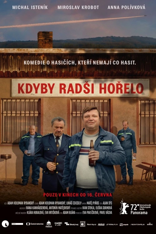Obyvatelé vesnice se chystají na Velikonoce, chlapi před hospodou komentují zelené pivo a nebezpečí chemtrails, když oslavu na návsi naruší náraz dodávky do kašny.