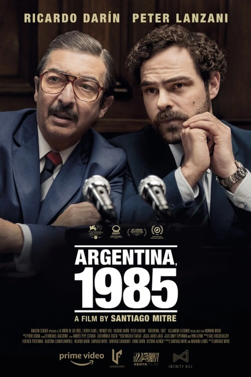 Film Argentina, 1985 je inspirovaný skutečným příběhem Julia Strassera, Luise Morena Ocampa a jejich mladým právním týmem nepravděpodobných hrdinů v bitvě připomínající souboj Davida s Goliášem, v níž se, při permanentním ohrožení, odvážili vyšetřovat nejkrvavější diktaturu Argentiny. Navzdory všemu a v závodě s časem, aby přinesli spravedlnost obětem vojenské junty.