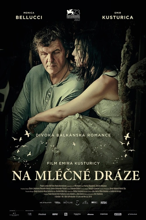 Emir Kusturica se po dlouhých letech vrací po boku Monicy Bellucci v hlučné a divoké komedií s prvky moderní pohádky. Kosťa vozí uprostřed válečné zóny mléko na oslu cestou necestou. Při jedné ze zastávek se seznámí s okouzlující ženou, která se ukrývá uprostřed země nikoho před svým zlověstným nápadníkem. Stačí chvilka a oba k sobě zahoří téměř pohádkovou náklonností. Kusturica natočil emotivní romanci, která připomíná, proč v devadesátých letech patřil k hvězdám evropského filmu. Lovestory Na mléčné dráze je nostalgickým ohlédnutím po předminulé dekádě a okouzluje příběhem o lásce v době, která jí nepřeje.