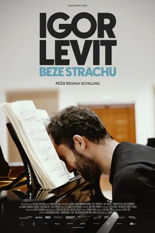 Igor Levit je ve svých 34 letech ve světě klasické hudby naprosto výjimečným umělcem. Mladý rebel, který se u klavíru mění ve zkušeného hudebníka s vyzrálou duší. V devíti letech přišel do Německa jako židovský přistěhovalec ruského původu. Mít svůj názor a veřejně ho projevovat pro něj nebyla volba, ale strategie přežití, kterou uplatňuje ve svém životě i ve své hudbě. Film Igor Levit – No Fear sleduje umělce v průběhu dvou let, kdy zkoumá svůj „život po Beethovenovi“, kdy hledá další výzvu, svou uměleckou identitu. Sledujeme, jak Levit nahrává nové skladby, jsme svědky jeho intenzivního ponoření do hudby, vidíme, jak spolupracuje s dirigenty, orchestry a předními nahrávacími studii a s jakou vřelostí ho přijímá publikum. A pak udeří covid. Levit, který si nasmlouval více než 100 koncertů po celém světě, aby pak sledoval, jak se jeden po druhém ruší, je mezi prvními, kdo se na novou situaci adaptuje, a na instagramu a twitteru vytvoří hudební záchrannou linku mezi sebou a svou komunitou. Během tohoto proces