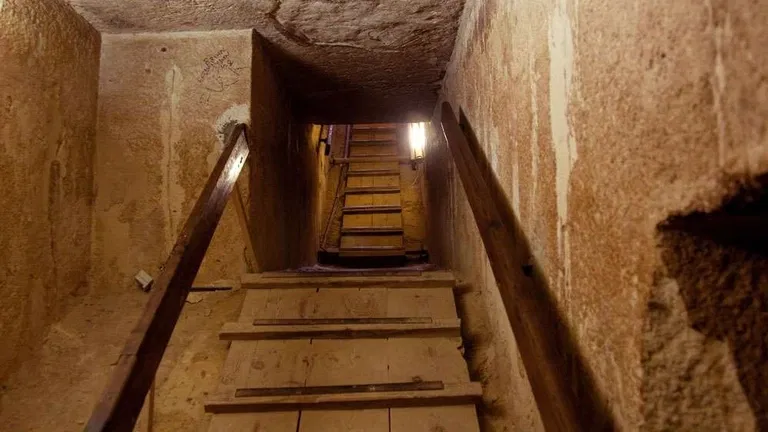 Uvnitř pyramid