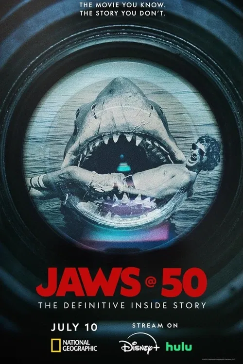 Čelisti slaví 50: Úplný pohled do zákulisí. Režisér Steven Spielberg se u příležitosti 50. výročí dělí o exkluzivní pohled na natáčení filmového trháku Čelisti. Od knihy Petera Benchleyho až po její filmovou adaptaci se Spielberg zamýšlí nad tím, jak film trvale ovlivnil popkulturu, kinematografii a ochranu žraloků. Další rozhovory s předními hollywoodskými režiséry a renomovanými vědci, kteří se žraloky zabývají, odhalují, proč je film takovou legendou.